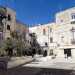 Il nostro viaggio tra le piazze di Bari Vecchia termina nel vicino e variopinto Largo Albicocca, recentemente abbellito e restituito ai cittadini baresi con la romantica qualifica di piazza degli innamorati